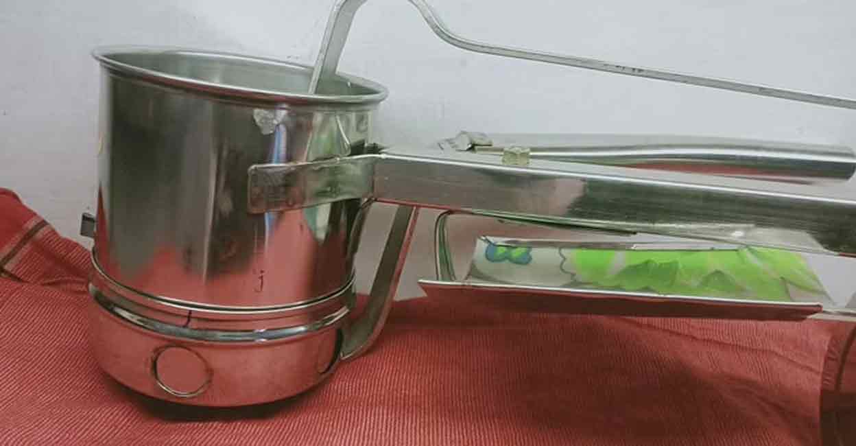Mini Pakora Machine പക്കോട വാങ്ങാനെത്തിയവർ തിരക്കു കാരണം മടങ്ങി; യന്തിരനുമായി ബസന്ത് കുമാർ