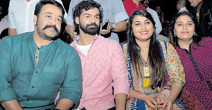 mohanlal-with-his-family mohanlal-with-his-family