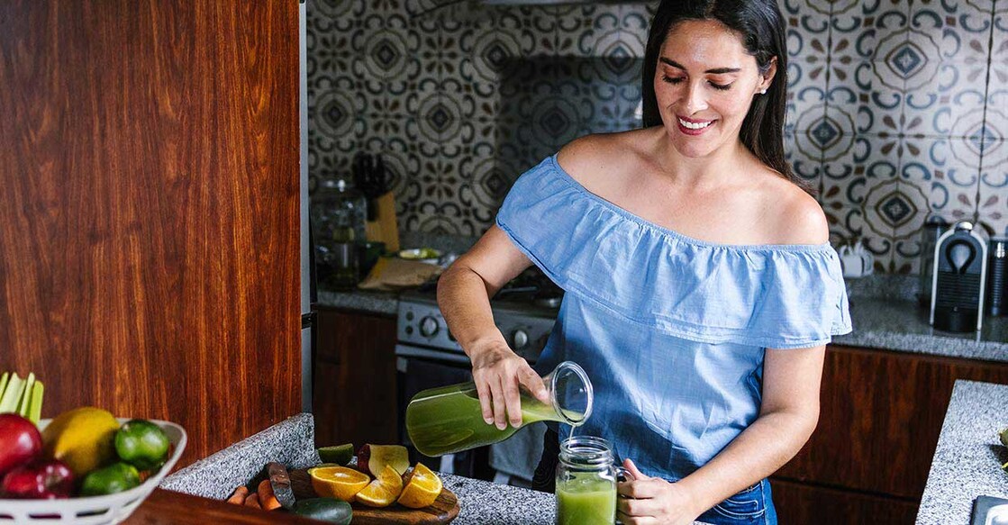 woman-making-juice woman-making-juice