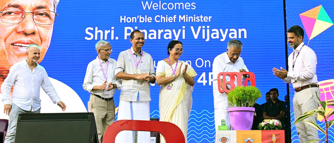 മലയാള മനോരമ കോഴിക്കോട് സംഘടിപ്പിക്കുന്ന ‘ഹോർത്തൂസ്’ കലാസാഹിത്യോത്സവം മുഖ്യമന്ത്രി പിണറായി വിജയൻ ഉദ്ഘാടനം ചെയ്യുന്നു. പോളിഷ് എഴുത്തുകാരൻ മാരേക് ബ്ലെൻസിക്, ഫെസ്റ്റിവൽ ഡയറക്ടർ എൻ.എസ്.മാധവൻ, സാന്റാ മോണിക്ക ചെയർമാനും മാനേജിങ് ഡയറക്ടറുമായ ഡെന്നി തോമസ് വട്ടക്കുന്നേൽ, മേയർ ബീന ഫിലിപ്, മലയാള മനോരമ എക്സിക്യുട്ടിവ് എഡിറ്ററും ഡയറക്ടറുമായ ജയന്ത് മാമ്മൻ മാത്യു എന്നിവർ സമീപം.