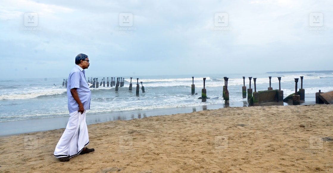 എം.ടി. വാസുദേവൻ നായർ കോഴിക്കോട് കടപ്പുറത്ത്. (ഫയൽ ചിത്രം. മനോരമ)