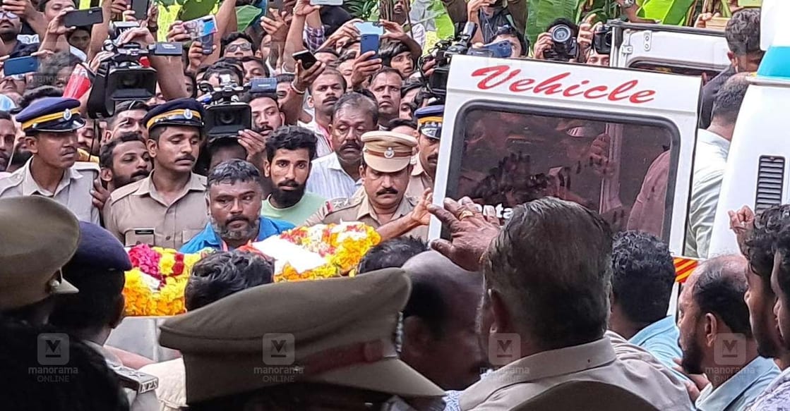 arjun-funeral-280911 അർജുന്റെ മൃതദേഹം കണ്ണാടിക്കലിലെ വീട്ടിലെത്തിച്ചപ്പോൾ