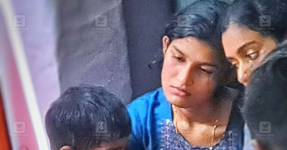 arjun-funeral-wife-280913 അർജുന്റെ മൃതദേഹത്തിനു സമീപം കണ്ണീരോടെ ഭാര്യ കൃഷ്ണപ്രിയ. ചിത്രം: മനോരമ