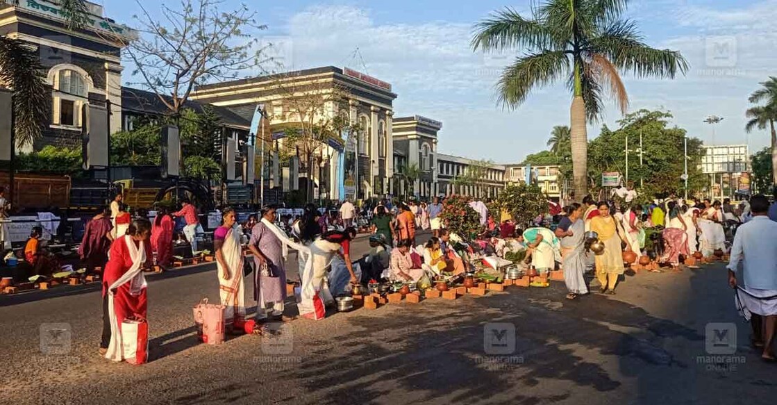 ആറ്റുകാൽ ദേവിക്ക് പൊങ്കാല ഇടാനെത്തിയവർ. തിരുവനന്തപുരം നഗരത്തിൽ നിന്നുള്ള ദൃശ്യം.