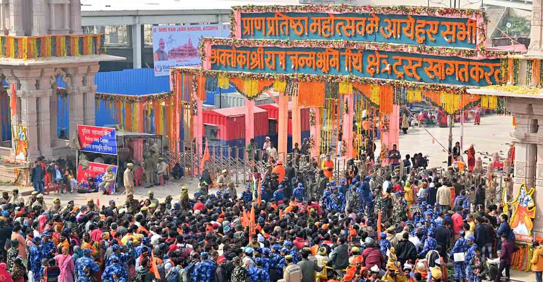 devotees-visit-the-ayodhya-rama-temple-9 അയോധ്യ രാമ ക്ഷേത്രത്തിലെ പ്രധാന കവാടത്തിനു മുന്നിലെ ഭക്തരുടെ തിരക്ക്. ചിത്രം : രാഹുൽ ആർ പട്ടം ∙ മനോരമ