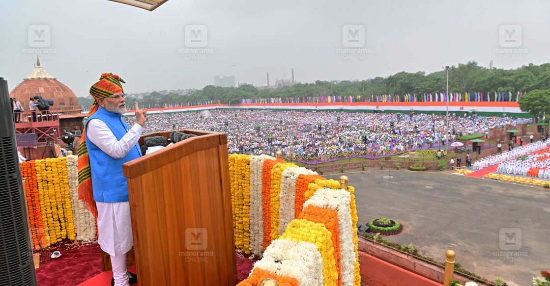 78–ാം സ്വാതന്ത്ര്യദിനത്തിൽ പ്രധാനമന്ത്രി നരേന്ദ്രമോദി ചെങ്കോട്ടയിലെത്തി പതാക ഉയർത്തിയ ശേഷം രാജ്യത്തെ അഭിസംബോധന ചെയ്യുന്നു. ചിത്രം: രാഹുൽ ആർ. പട്ടം / മനോരമ