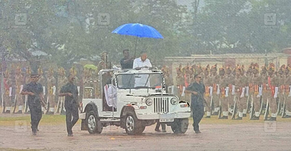 തിരുവനന്തപുരം സെൻട്രൽ സ്റ്റേഡിയത്തിൽ നടന്ന സ്വാതന്ത്ര്യദിന പരേഡിൽ മുഖ്യമന്ത്രി പിണറായി വിജയൻ ഗാർഡ് ഓഫ് ഓണർ പരിശോധിക്കുന്നു. ചിത്രം: റിങ്കുരാജ് മട്ടാഞ്ചേരിയിൽ / മനോരമ