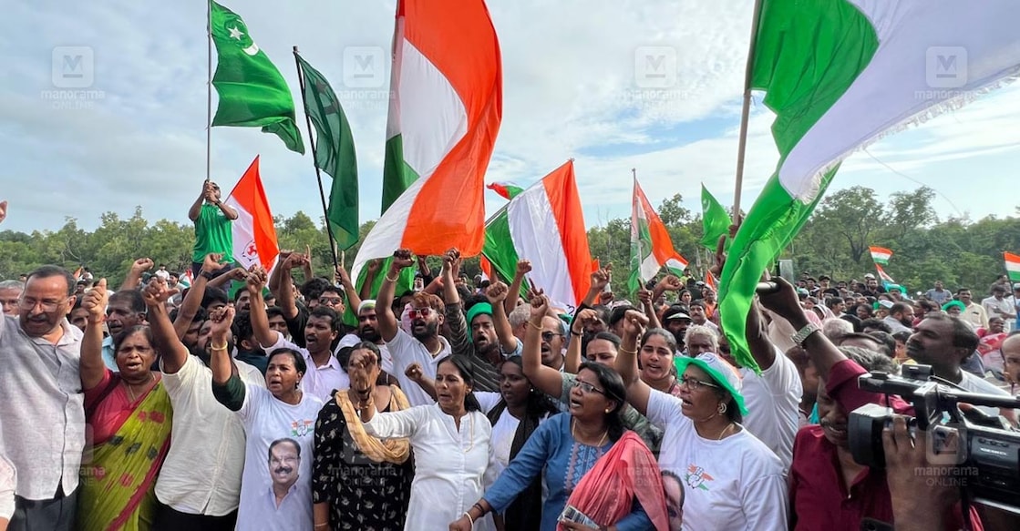 കോണ്‍ഗ്രസ് പ്രവർത്തകരുടെ ആഹ്ലാദ പ്രകടനം. ചിത്രം: ജിതിൻ ജോയൽ ഹാരിം∙ മനോരമ