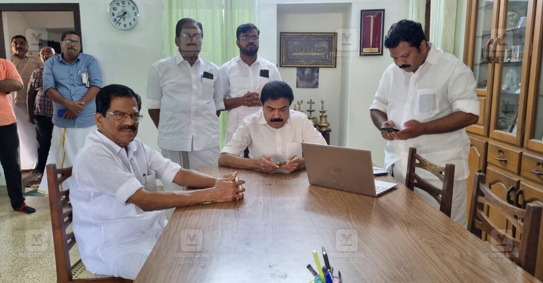 ktm-kerala-cong കൗണ്ടിങ് പുരോഗതി വിലയിരുത്തുന്ന കേരള കോൺഗ്രസ് (എം) നേതാക്കളായ തോമസ് ചാഴികാടനും ജോസ് കെ. മാണിയും. ചിത്രം : വിഷ്ണു സനൽ ∙ മനോരമ