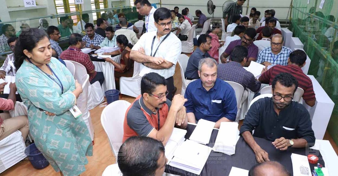 mlpm-counting മലപ്പുറം ഗവണ്മെന്റ് കോളജിൽ നിന്നുള്ള വോട്ടെണ്ണൽ ദൃശ്യങ്ങള്. ചിത്രം: മനോരമ