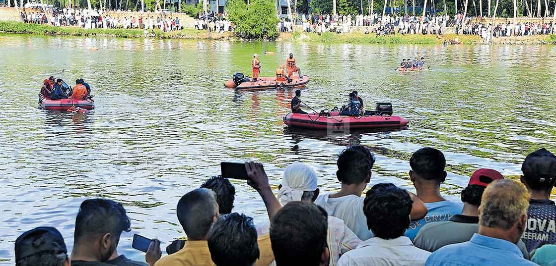 താനൂർ തൂവൽ തീരത്തിനു സമീപം ഒട്ടുംപുറത്ത് പൂരപ്പുഴയിൽ ബോട്ട് അപകടം നടന്ന സ്ഥലത്ത് രക്ഷാപ്രവർത്തകർ തിരച്ചിൽ നടത്തുന്നു.  ചിത്രം : മനോരമ  