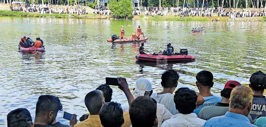 tanur-tuval-boat-accident1 താനൂർ തൂവൽ തീരത്തിനു സമീപം ഒട്ടുംപുറത്ത് പൂരപ്പുഴയിൽ ബോട്ട് അപകടം നടന്ന സ്ഥലത്ത് രക്ഷാപ്രവർത്തകർ തിരച്ചിൽ നടത്തുന്നു. ചിത്രം : മനോരമ