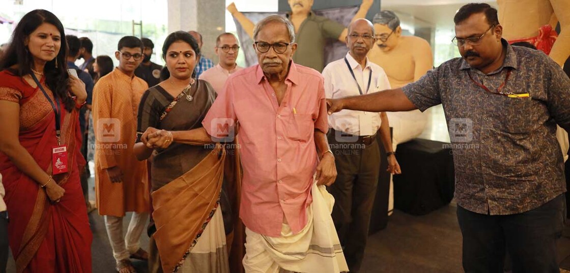 mt-navathi-vandanam2 മനോരമ ഓൺലൈന്റെ ‘എംടി കാലം – നവതിവന്ദനം’ പരിപാടിയിൽ പങ്കെടുക്കാൻ എം.ടി.വാസുദേവൻ നായർ എത്തിയപ്പോൾ, മനോരമ ഓൺലൈൻ സിഇഒ മറിയം മാമ്മൻ മാത്യു, മലയാള മനോരമ സീനിയർ അസോഷ്യേറ്റ് എഡിറ്റർ ജോസ് പനച്ചിപ്പുറം എന്നിവർ സമീപം.