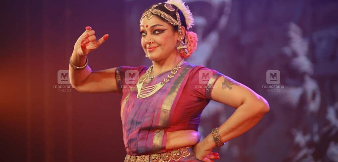 shobhana-dance1 ‘എംടി കാലം – നവതിവന്ദന’ത്തിൽ, നടിയും നർത്തകിയുമായ ശോഭന നൃത്തം അവതരിപ്പിക്കുന്നു.