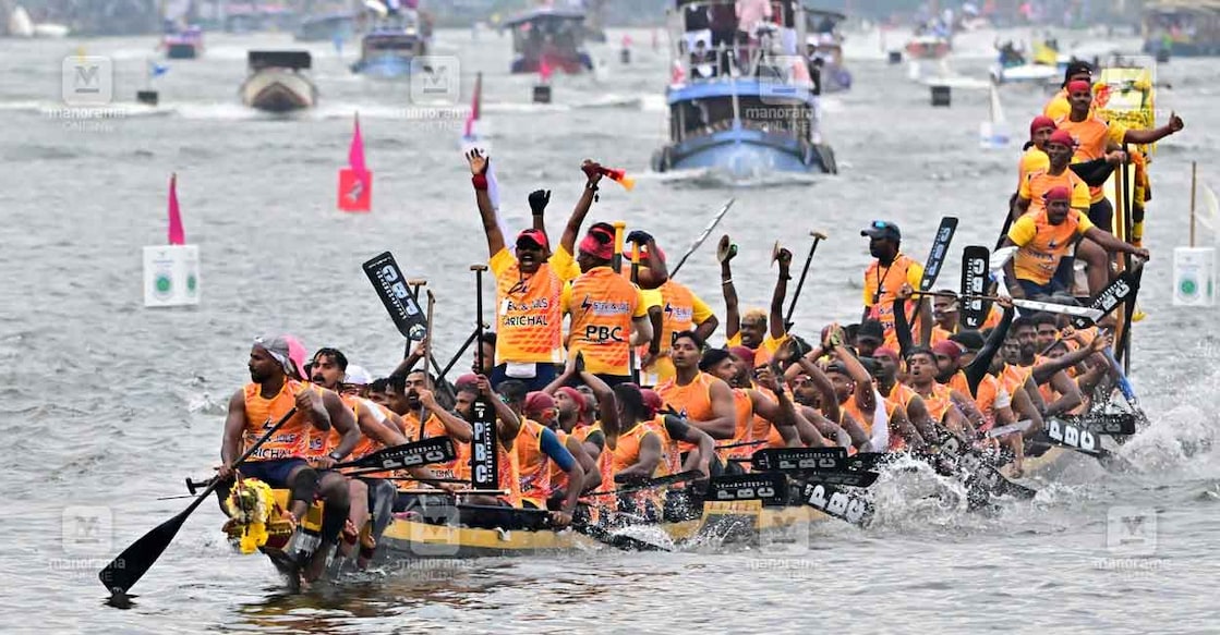 nehru-trophy-boat-race-2024-karichal-chundan-2 എഴുപതാമത് നെഹ്റു ട്രോഫി വള്ളംകളിയിൽ ജേതാക്കളായ പള്ളാത്തുരുത്തി ബോട്ട് ക്ലബിന്റെ കാരിച്ചാൽ ചുണ്ടന്. ചിത്രം : നിഖിൽ രാജ് / മനോരമ