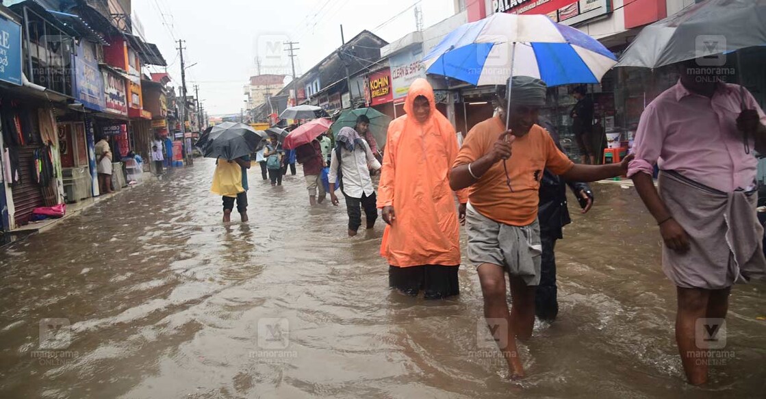 മഴയിൽ വെള്ളം കയറിയ തിരുവനന്തപുരം ചാലക്കമ്പോളം. ചിത്രം : റിങ്കുരാജ് മട്ടാഞ്ചേരിയിൽ ∙ മനോരമ 