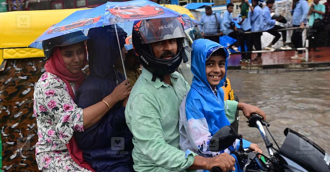 കനത്ത മഴയിൽ മുങ്ങിയ തിരുവനന്തപുരം കിഴക്കേക്കോട്ടയിലെ വെള്ളക്കെട്ടിലൂടെ ബൈക്കിൽ പോകുന്ന ഫാമിലി. ചിത്രം : റിങ്കുരാജ് മട്ടാഞ്ചേരിയിൽ ∙ മനോരമ