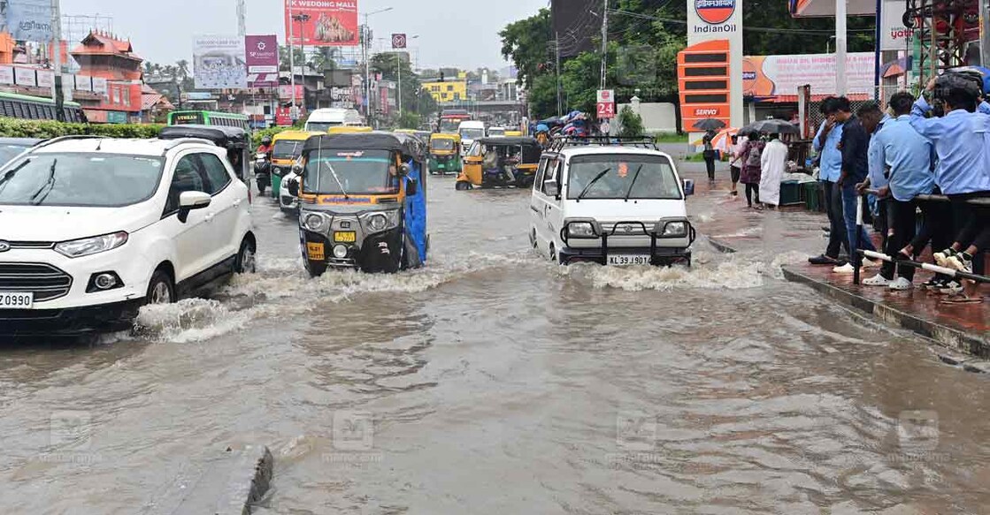 കനത്ത മഴയിൽ മുങ്ങിയ തിരുവനന്തപുരം കിഴക്കേക്കോട്ടയിലെ വെള്ളക്കെട്ട്. ചിത്രം : റിങ്കുരാജ് മട്ടാഞ്ചേരിയിൽ ∙ മനോരമവ