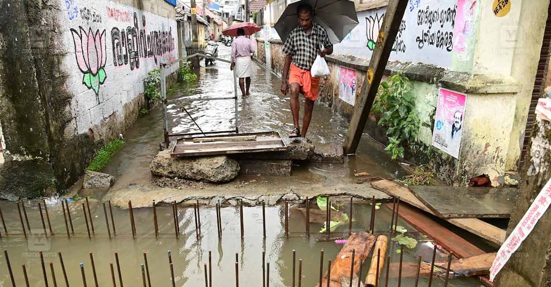 കനത്ത മഴയിൽ മുങ്ങിയ ചാല തെരുവിലെ അപകടകരമായ ഒ‍ാ‍ട. ചിത്രം : റിങ്കുരാജ് മട്ടാഞ്ചേരിയിൽ ∙ മനോരമ