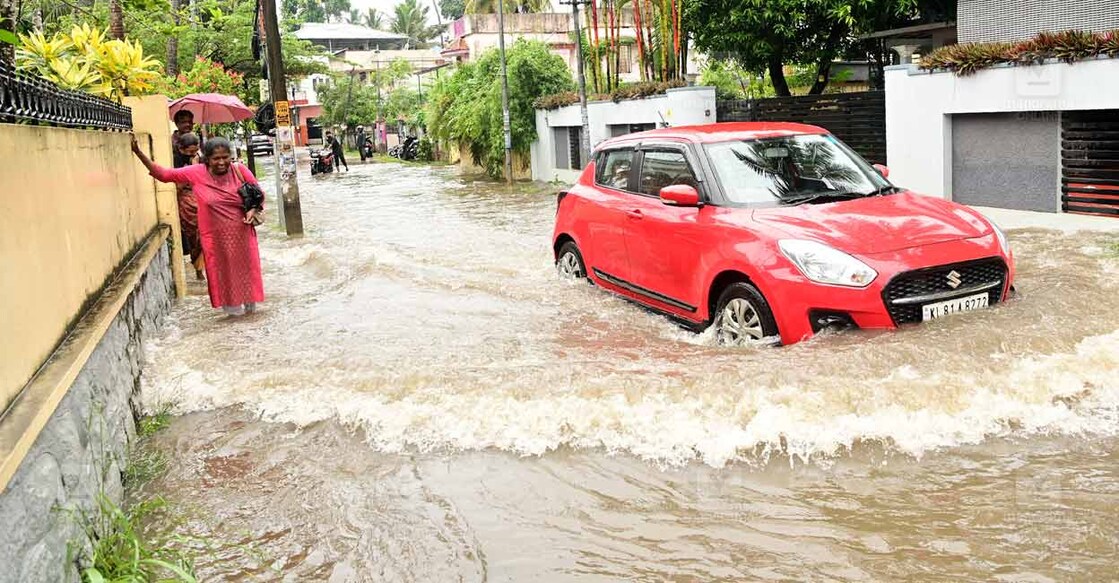 കനത്ത മഴയിൽ മുങ്ങിയ അമ്പലമുക്ക് – എൻസിസി റോഡ്. ചിത്രം : റിങ്കുരാജ് മട്ടാഞ്ചേരിയിൽ ∙ മനോരമ