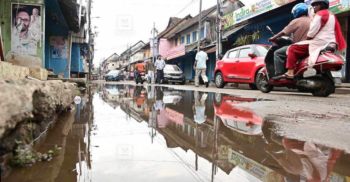 ചാല കൊത്തുവാൾ തെരുവിൽ മഴവെള്ളം കെട്ടി കിടക്കുന്നു. ചിത്രം : റിങ്കുരാജ് മട്ടാഞ്ചേരിയിൽ ∙ മനോരമ