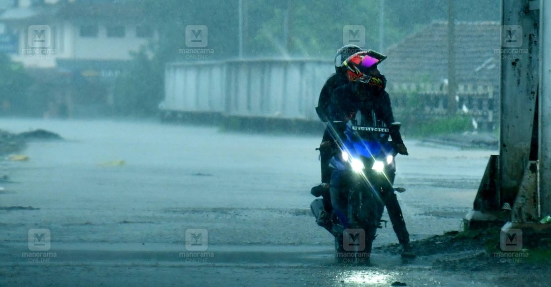 കോട്ടയം ജില്ലയിൽനിന്നുള്ള മഴക്കാഴ്ചകൾ. ചിത്രം : ജിൻസ് മൈക്കിൾ ∙ മനോരമ