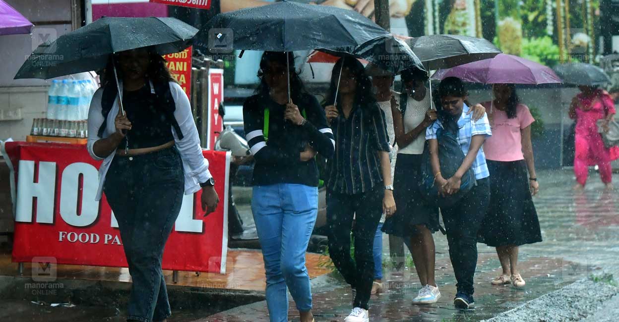 Heavy rains in Idukki and Kottayam;  Landslides and landslides trigger landslides and a pair of vehicles