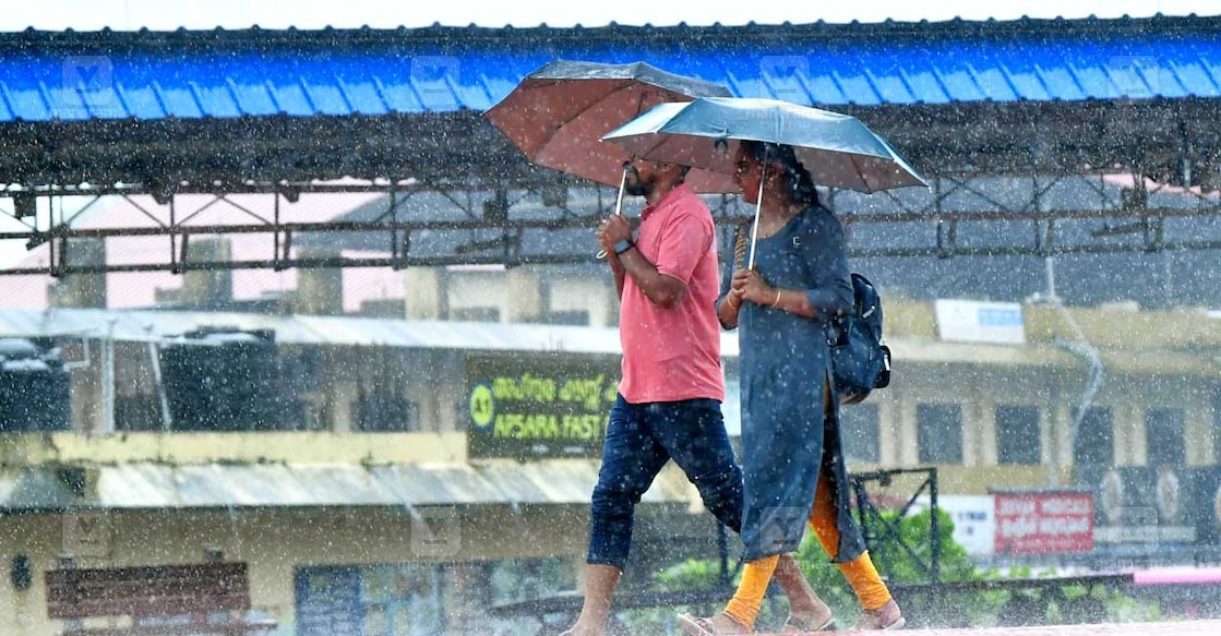 കോട്ടയം ജില്ലയിൽനിന്നുള്ള മഴക്കാഴ്ചകൾ. ചിത്രം : ജിൻസ് മൈക്കിൾ ∙ മനോരമ