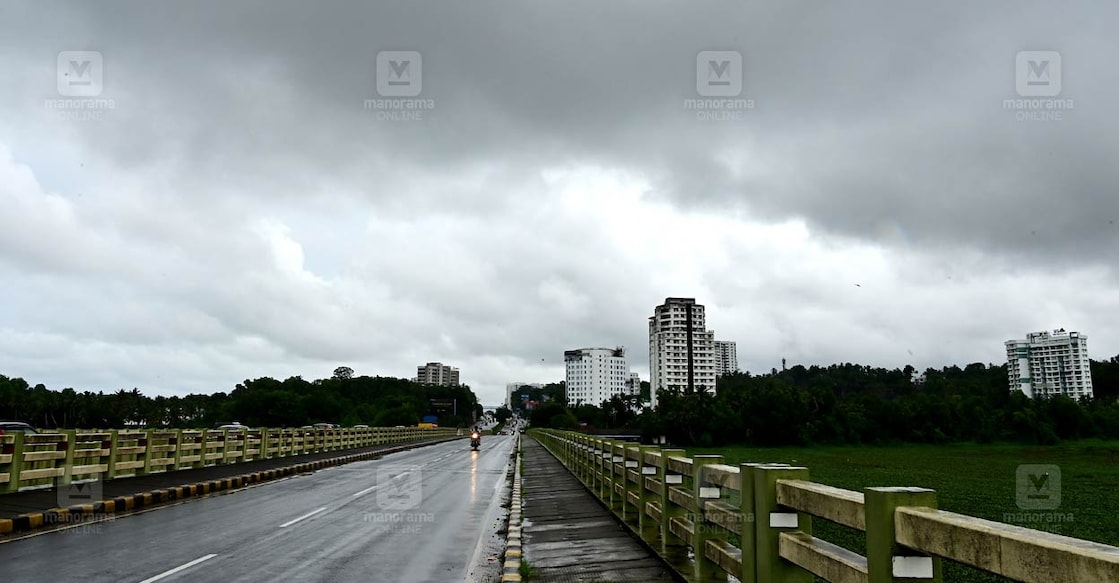 മഴയെത്തും മുൻപേ….. മഴയ്ക്കു മുന്നോടിയായി തിരുവനന്തപുരം ആക്കുളത്ത് മേഘങ്ങൾ ഉരണ്ടു കൂടിയപ്പോൾ. ചിത്രം : റിങ്കുരാജ് മട്ടാഞ്ചേരിയിൽ ∙ മനോരമ