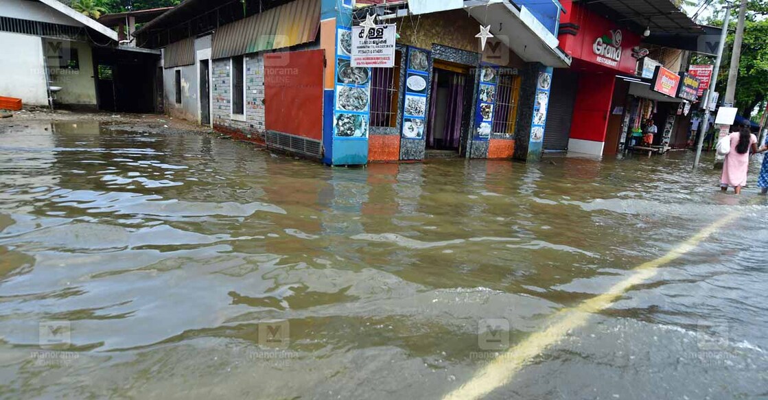 മീനച്ചിലാർ കരകവിഞ്ഞ് വെള്ളത്തിലായ ഇല്ലിക്കൽ ടൗൺ. ചിത്രം : റസൽ ഷാഹുൽ ∙ മനോരമ 