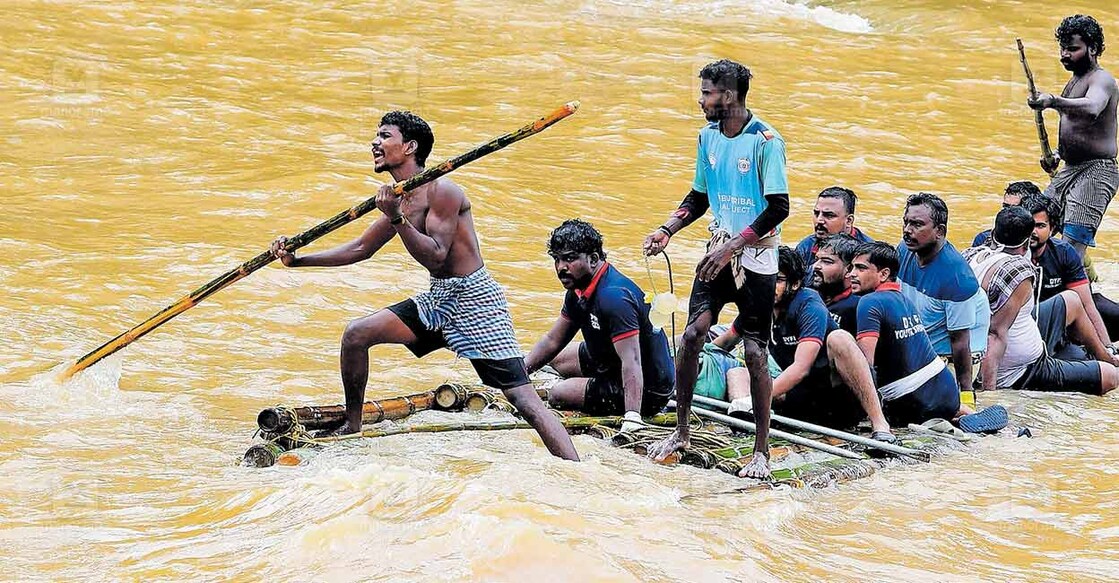 മനുഷ്യരെത്തേടി... ചൂരൽമല, മുണ്ടക്കൈ ഭാഗത്തുണ്ടായ ഉരുൾപൊട്ടലിൽ മുണ്ടേരി വനത്തിനുള്ളിലെ ചാലിയാറിന്റെ തീരത്തു കണ്ടെത്തിയ മൃതദേഹങ്ങൾ സന്നദ്ധ പ്രവർത്തകർ ചങ്ങാടത്തിൽ കരയ്ക്കെത്തിക്കുന്നു. ചിത്രം: ഫഹദ് മുനീർ / മനോരമ