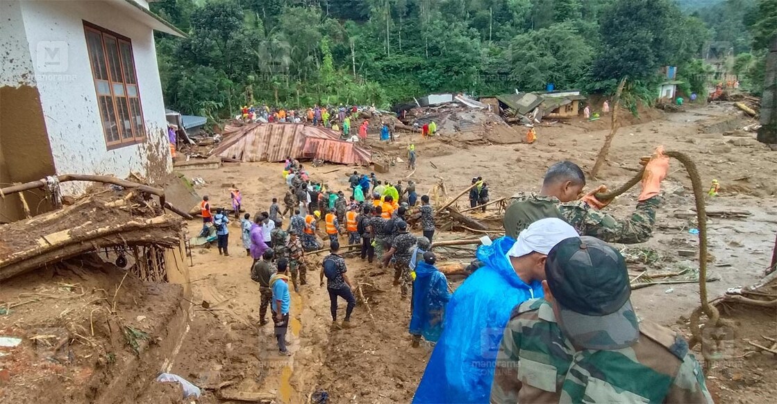 mundakkai-rescue-wayanad-landlside മുണ്ടക്കൈയിൽ സൈന്യത്തിന്റെ നേതൃത്വത്തിൽ നടക്കുന്ന രക്ഷാപ്രവർത്തനം. Photo: Manorama