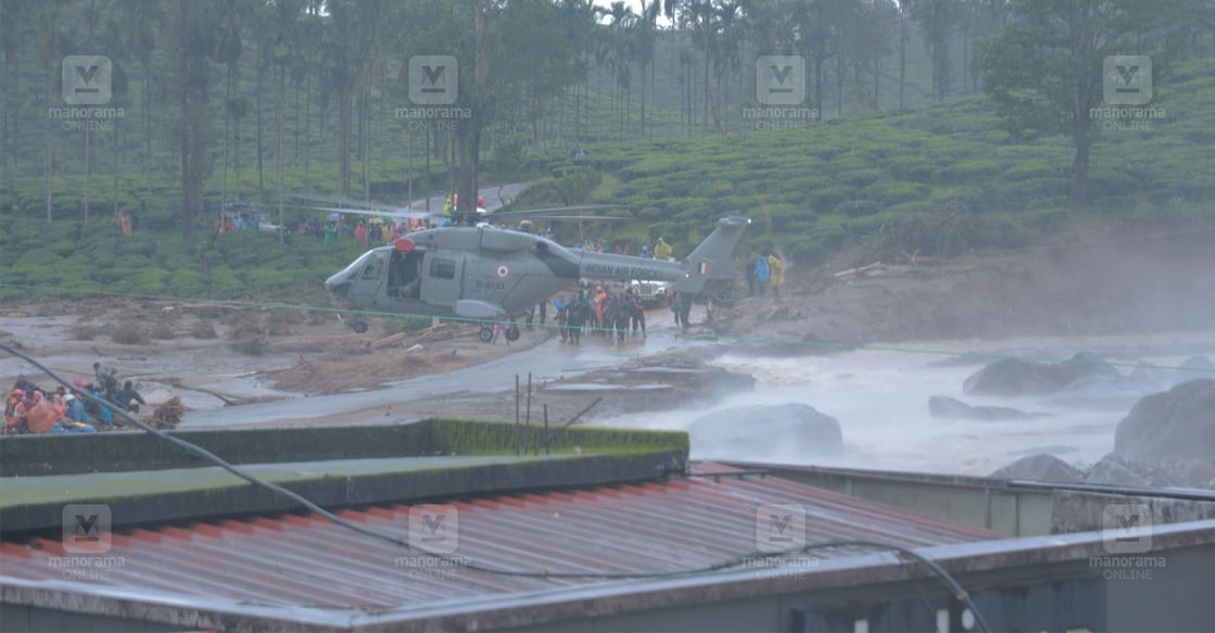 ഉരുൾപൊട്ടൽ ദുരന്തം വിതച്ച മുണ്ടക്കൈയിൽ സൈന്യവും ദുരന്തനിവാരണ സേനയും ചേർന്ന് നടത്തുന്ന രക്ഷാപ്രവർത്തനം. ചിത്രം ∙ പിആർഡി