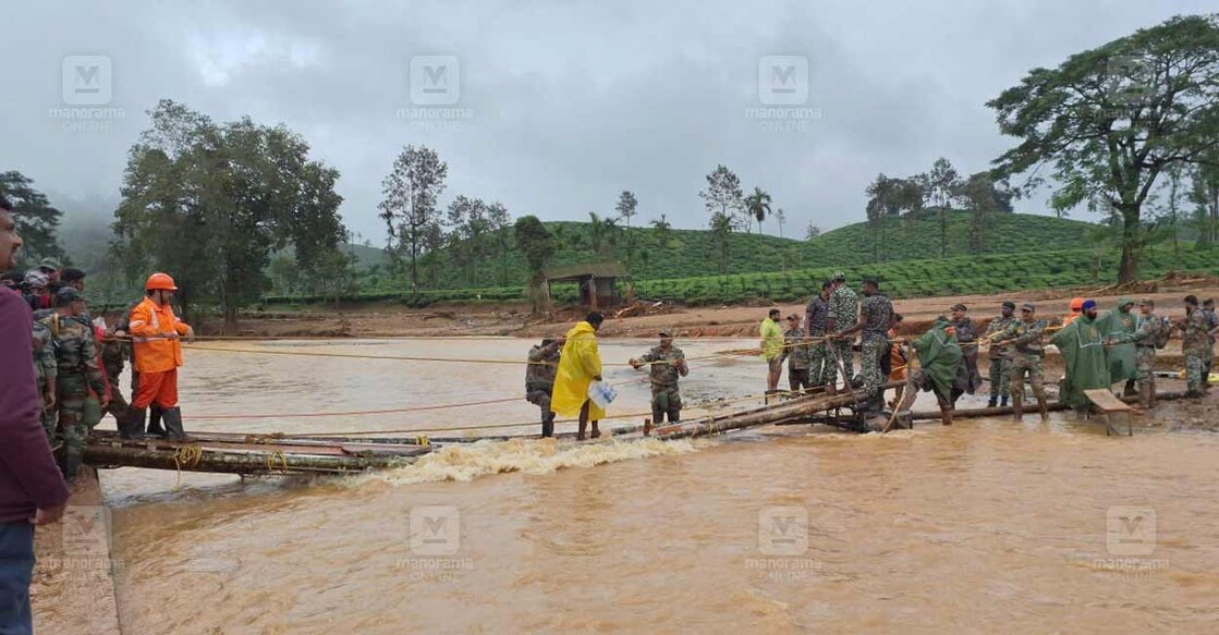 ഉരുൾപൊട്ടൽ ദുരന്തം വിതച്ച മുണ്ടക്കൈയിൽ രക്ഷാപ്രവർത്തനം പുരോഗമിക്കുന്നു. ചിത്രം ∙ മനോരമ