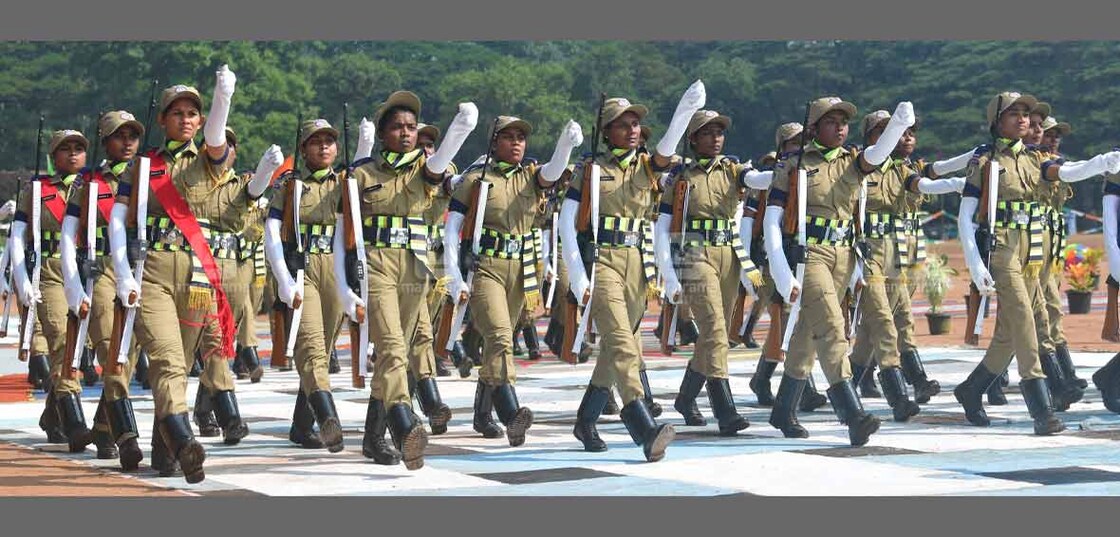 passing-out-parade-women-police തൃശൂർ പൊലീസ് അക്കാദമിയിലെ 18 സി ബാച്ചിലെ പരീശീലം പൂർത്തിയാക്കിയ 109 വനിതാ പൊലീസ് സേനാംഗങ്ങളുടെ പാസിങ് ഔട്ട് പരേഡിൽ നിന്ന്. ചടങ്ങിൽ മുഖ്യമന്ത്രി ഓൺലൈനായി പങ്കെടുത്ത് സേനാംഗങ്ങളെ അഭിസംബോധന ചെയ്തു. ചിത്രം : റസൽ ഷാഹുൽ ∙ മനോരമ