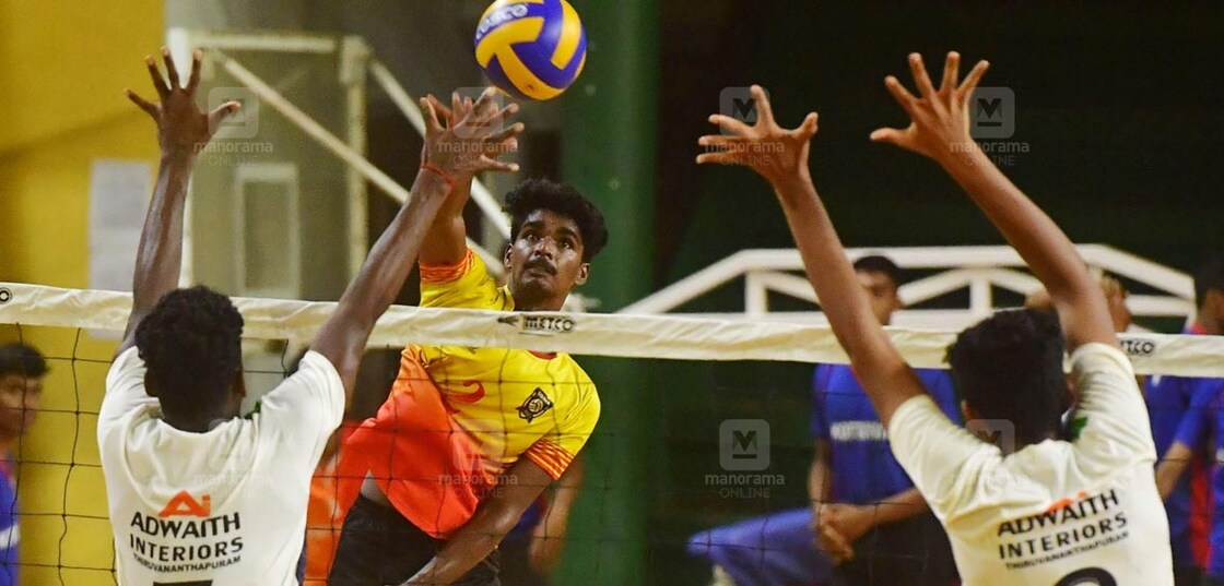 junior-volley-ball തൃശൂരിൽ നടന്ന സംസ്ഥാന ജൂനിയർ വോളിബോൾ ചാംപ്യൻഷിപ്പിൽ ആലപ്പുഴയും തിരുവനന്തപുരവും തമ്മിലുള്ള മത്സരത്തിൽ നിന്ന്. തിരുവനന്തപുരം വിജയിച്ചു. ചിത്രം : റസൽ ഷാഹുൽ ∙ മനോരമ