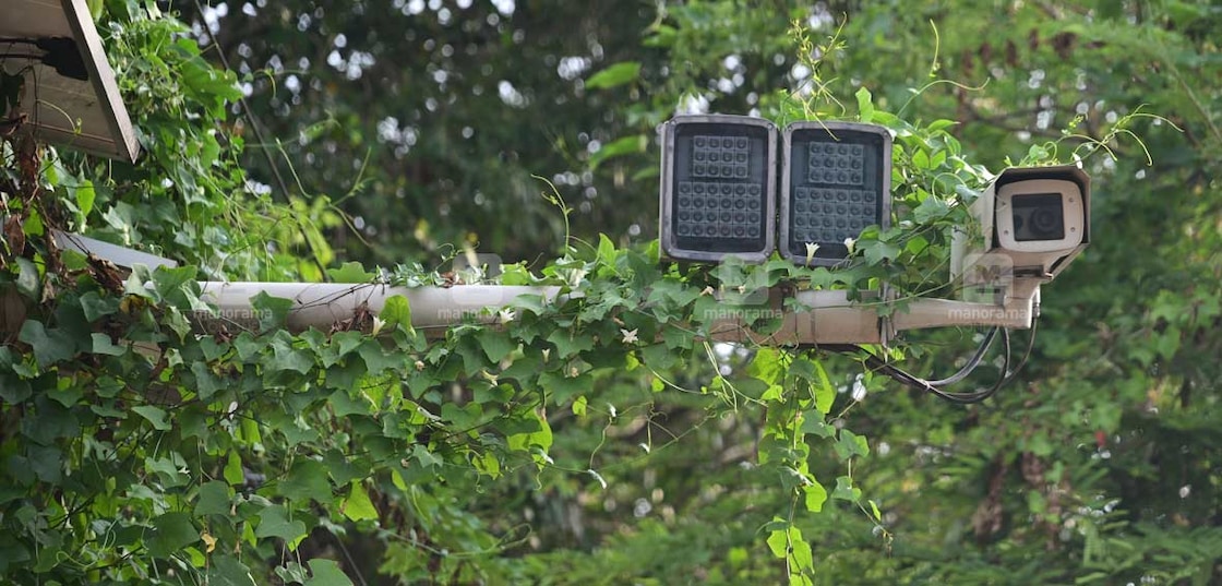 ai-camera
എകെജി സെന്ററിന് സമീപം സ്ഥാപിച്ച എഐ ക്യാമറ കാടു കയറിയ നിലയിൽ. ചിത്രം : ശ്രീലക്ഷ്മി ശിവദാസ് ∙ മനോരമ