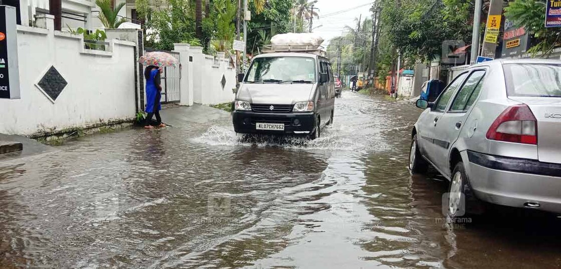 പശ്ചിമ കൊച്ചിയിലെ പോസ്റ്റോഫീസ് റോഡ് ഇന്നലത്തെ മഴയിൽ മുങ്ങിയ നിലയിൽ. ചിത്രം : ഇ വി ശ്രീകുമാര്‍ ∙ മനോരമ  