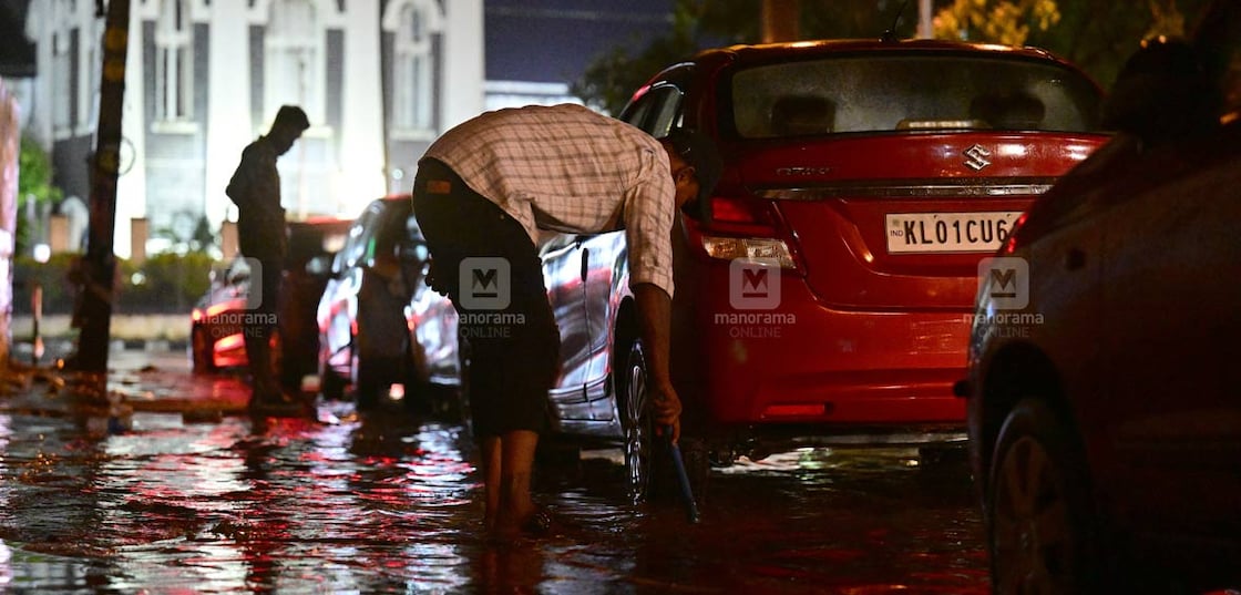 ഇന്നലെ പെയ്ത കനത്ത മഴയിൽ ഉണ്ടായ വെള്ളക്കെട്ട്.തമ്പാനൂർ ബസ് സ്റ്റാൻഡിനു സമീപത്തു നിന്നുള്ള രാത്രി ദൃശ്യം. ചിത്രം : ശ്രീലക്ഷ്മി ശിവദാസ് ∙ മനോരമ