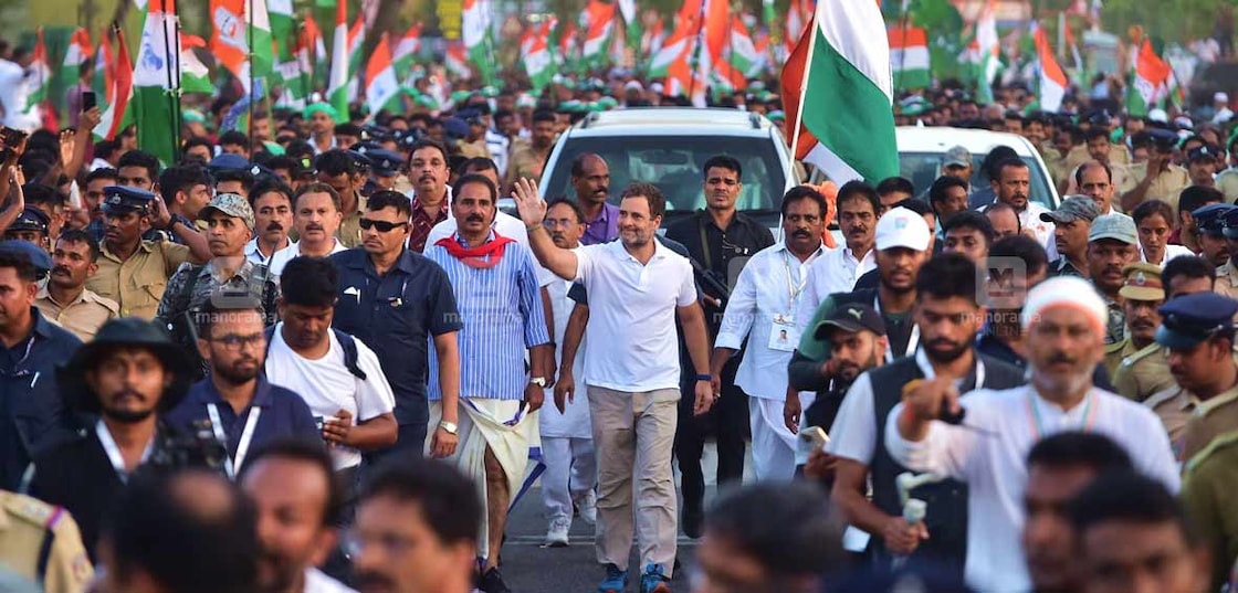 ഭാരത് ജോഡോ യാത്ര പന്മനയിൽ എത്തിയപ്പോൾ രാഹുൽ ഗാന്ധി ജനങ്ങളെ അഭിവാദ്യം ചെയ്യുന്നു. കെ. മുരളീധരൻ എംപി, ആർഎസ്പി കേന്ദ്ര സെക്രട്ടേറിയറ്റ് അംഗം ഷിബു ബേബി ജോൺ, എംപിമാരായ എൻ. പ്രേമചന്ദ്രൻ, കൊടിക്കുന്നിൽ സുരേഷ്, കെ.സി. വേണുഗോപാൽ തുടങ്ങിയവർ സമീപം. ചിത്രം : അരവിന്ദ് വേണുഗോപാൽ ∙ മനോരമ