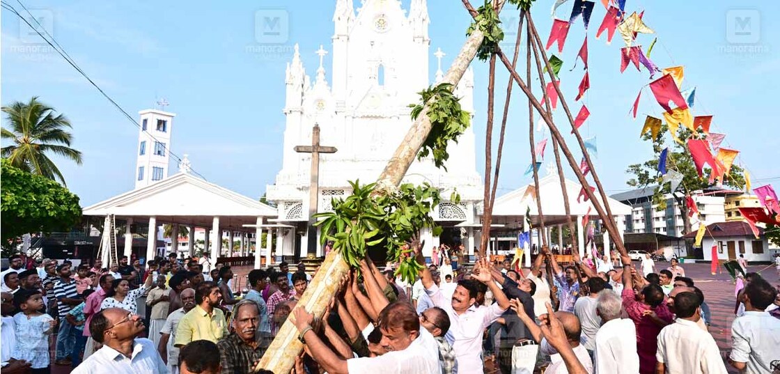 മണർകാട് വിശുദ്ധ മർത്തമറിയം യാക്കോബായ സുറിയാനി കത്തീഡ്രലിൽ വിശുദ്ധ ഗീവർഗീസ് സഹദായുടെ ഓർമ പെരുന്നാളിനോടനുബന്ധിച്ച് കൊടി ഉയർത്തുന്നു. ചിത്രം : അഭിജിത്ത് രവി ∙ മനോരമ 