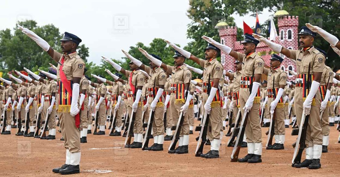 തിരുവനന്തപുരം എസ്എപി ഗ്രൗണ്ടിൽ നടന്ന എസ്എപി, കെപി–5 എന്നീ ബറ്റാലിയനുകളിൽ പരിശീലനം പൂർത്തിയാക്കിയവരുടെ പാസിങ് ഔട്ട് പരേഡിൽ സത്യപ്രതിജ്ഞ ചെയ്യുന്ന പൊലീസ് ഉദ്യോഗസ്ഥർ. ചിത്രം : ശ്രീലക്ഷ്മി ശിവദാസ് / മനോരമ