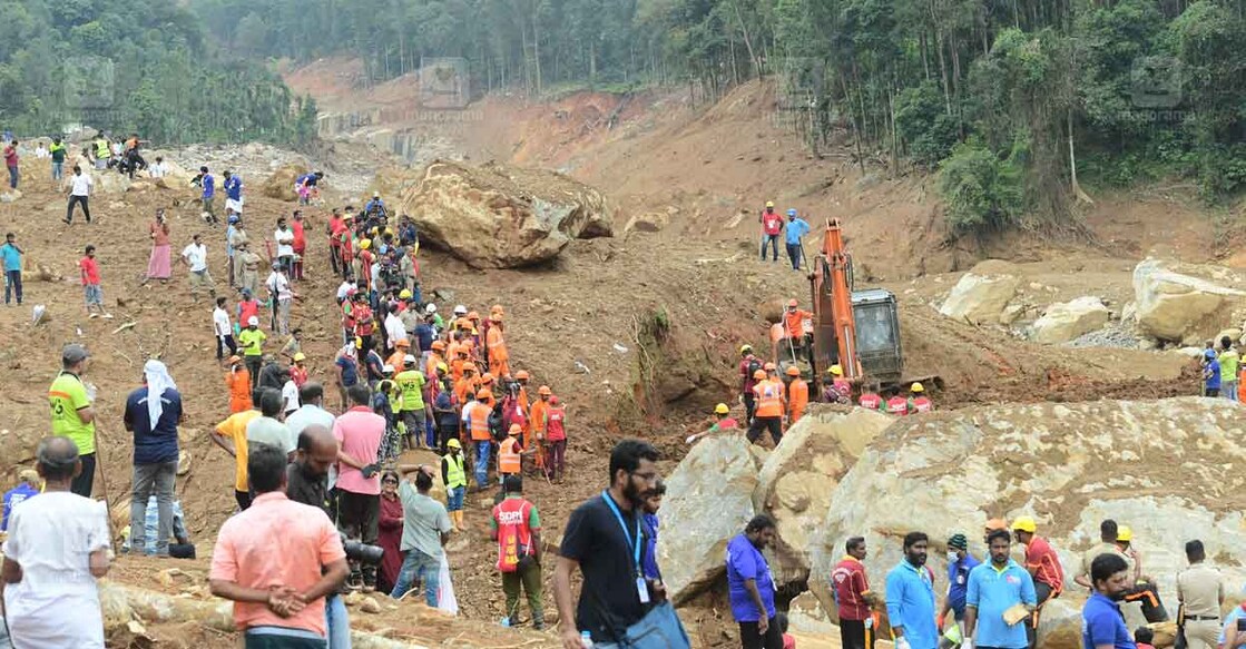 ഉരുൾപൊട്ടലുണ്ടായ വയനാട് പുഞ്ചിരിമട്ടത്ത് ജനകീയ തിരച്ചിലിന്റെ ഭാഗമായി മണ്ണുമാന്തി യന്ത്രമുപയോഗിച്ച് നടത്തിയ പരിശോധന. ചിത്രം : ധനേഷ് അശോകൻ ∙ മനോരമ