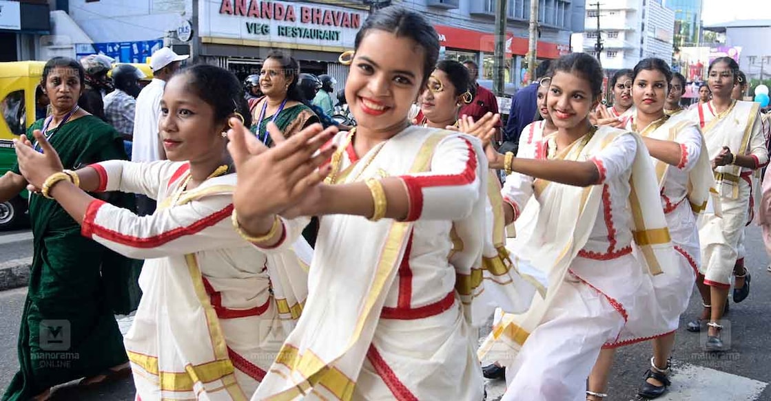 സംസ്ഥാന സ്കൂൾ കലോത്സവത്തിനു മുന്നോടിയായി തിരുവനന്തപുരം നഗരത്തിൽ നടന്ന വിളംബര ഘോഷയാത്ര.