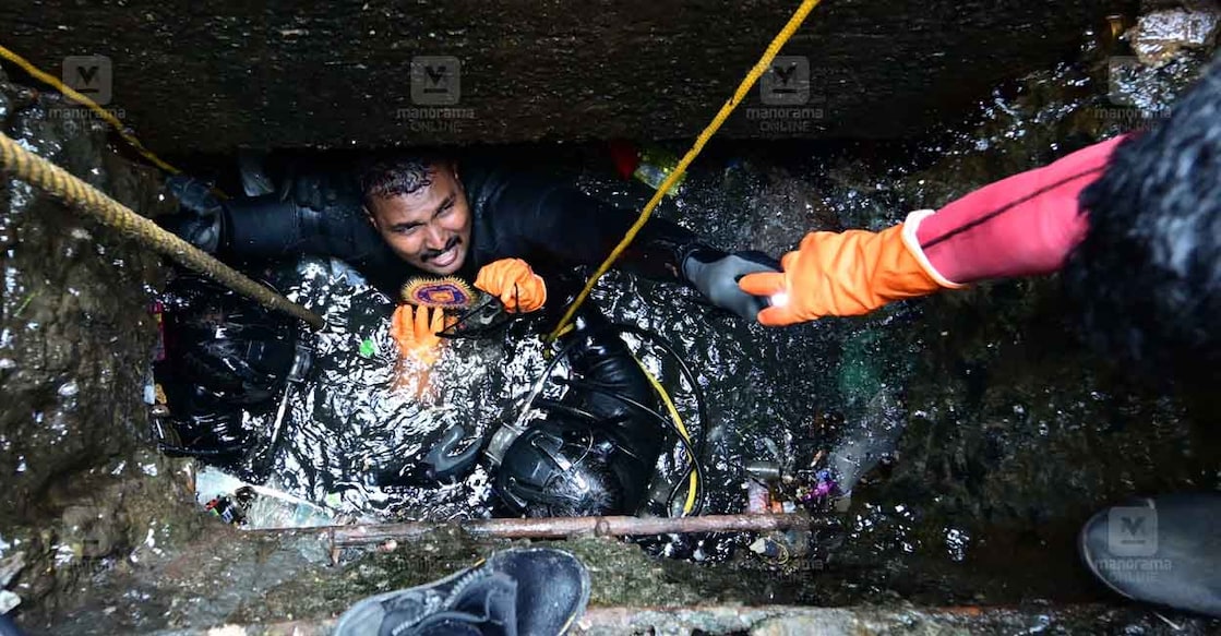 റെയിൽവേ സ്റ്റേഷന്റെ അകത്തൂടെ പോകുന്ന ആമയിഴഞ്ചാൻ തോടിന്റെ പ്ലാറ്റ്ഫോം മൂന്നിനു സമീപമുള്ള മാൻഹോളിൽ ജോയിക്കായി നടന്ന തിരച്ചിലിനിടെ. ചിത്രം : ശ്രീലക്ഷ്മി ശിവദാസ് ∙ മനോരമ