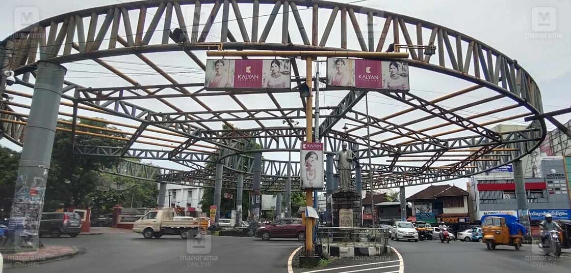 കോട്ടയം നഗരത്തിൽ പഴയ ശീമാട്ടി റൗണ്ടാനയിൽ പണി നിലച്ച ആകാശപ്പാത.  ചിത്രം : റസൽ ഷാഹുൽ ∙ മനോരമ