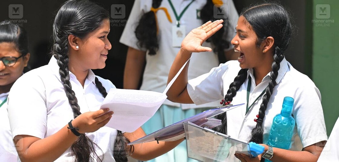 എസ്എസ്എൽസി പരീക്ഷ എഴുതിയിറങ്ങുന്ന വിദ്യാർഥികൾ. കോട്ടയം ബേക്കർ മെമ്മോറിയൽ ഗേൾസ് ഹൈ സ്കൂളിൽ നിന്നുള്ള കാഴ്ച. ചിത്രം : അഭിജിത്ത് രവി ∙ മനോരമ