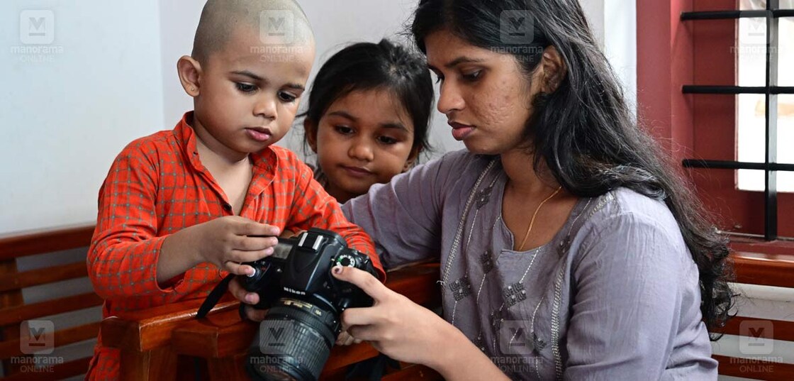 നമ്പി രാജേഷിന്റെ ഭാര്യ അമൃത മക്കളായ അനിഘയ്ക്കും നമ്പി ശൈലേഷിനും നമ്പി രാജേഷ് മസ്ക്കറ്റിൽ വച്ചു പകർത്തിയ ചിത്രങ്ങൾ കാണിക്കുന്നു. ചിത്രം : ശ്രീലക്ഷ്മി ശിവദാസ് ∙ മനോരമ