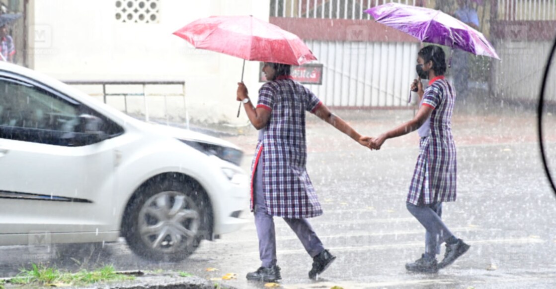 ശക്തമായ മഴയിൽ കുടുങ്ങിയ വിദ്യാർഥികൾ. തിരുവനന്തപുരം പട്ടം കേന്ദ്രീയ വിദ്യാലത്തിനു മുന്നിൽ നിന്ന്.  ചിത്രം : റിങ്കുരാജ് മട്ടാഞ്ചേരിയിൽ / മനോരമ 