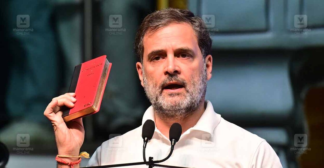 rahul-gandhi ഭരണഘടന അംഗീകരിക്കപ്പെട്ടതിന്റെ 75–ാം വാർഷികത്തോടനുബന്ധിച്ച് കോൺഗ്രസ് ഡൽഹിയിൽ നടത്തിയ പരിപാടിയിൽ പ്രവർത്തകരെ അഭിസംബോധന ചെയ്യുന്ന രാഹുൽ ഗാന്ധി.